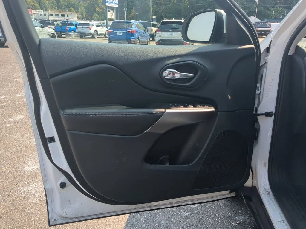 Used 2019 White Jeep Latitude image 13