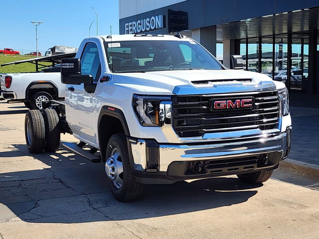 Summit White 2026 GMC Sierra 3500HD Chassis Pro Regular Cab 4WD Pickup Truck Four-Wheel Drive Automatic