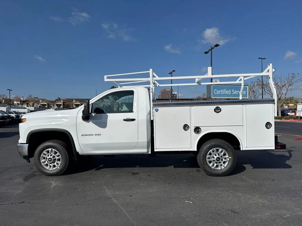 New 2026 Summit White Chevrolet WT image 5