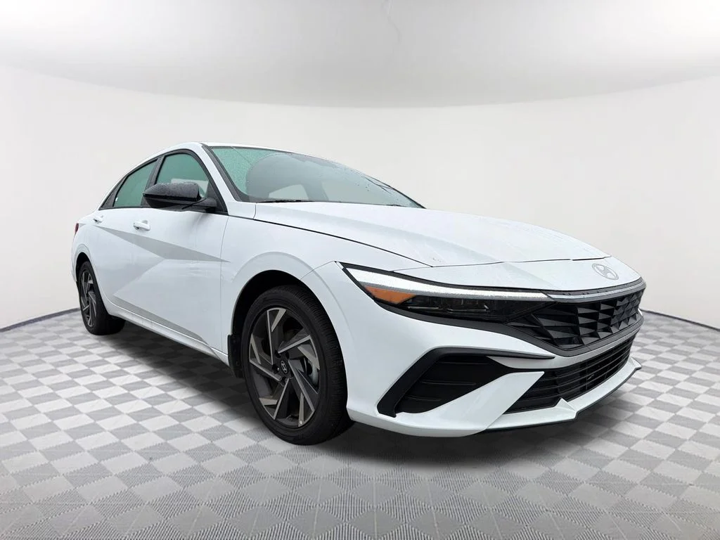 Used 2025 White Hyundai SEL Sport image 3