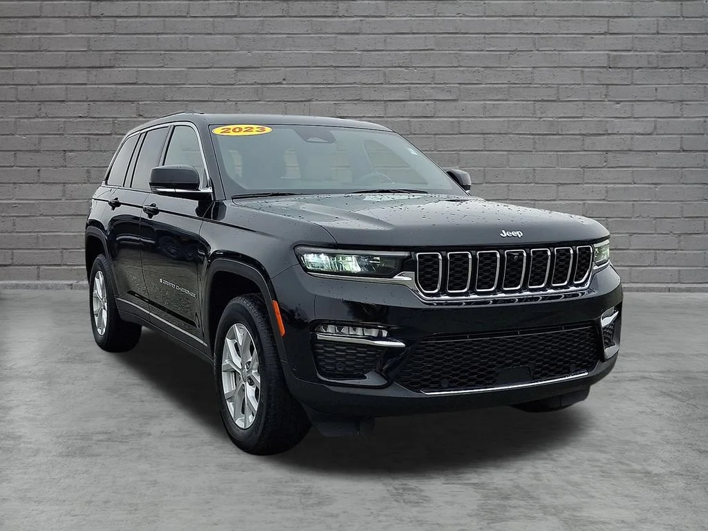 Used 2023 Diamond Black Crystal Pearlcoat Jeep Limited image 2