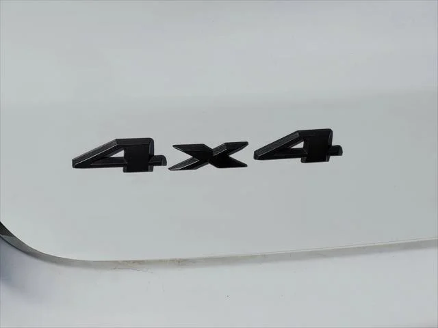 New 2026 Bright White Clearcoat Jeep Latitude image 4