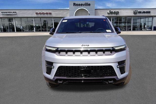 New 2026 Silver-Zynith Exterior Paint Jeep Limited Altitude image 8