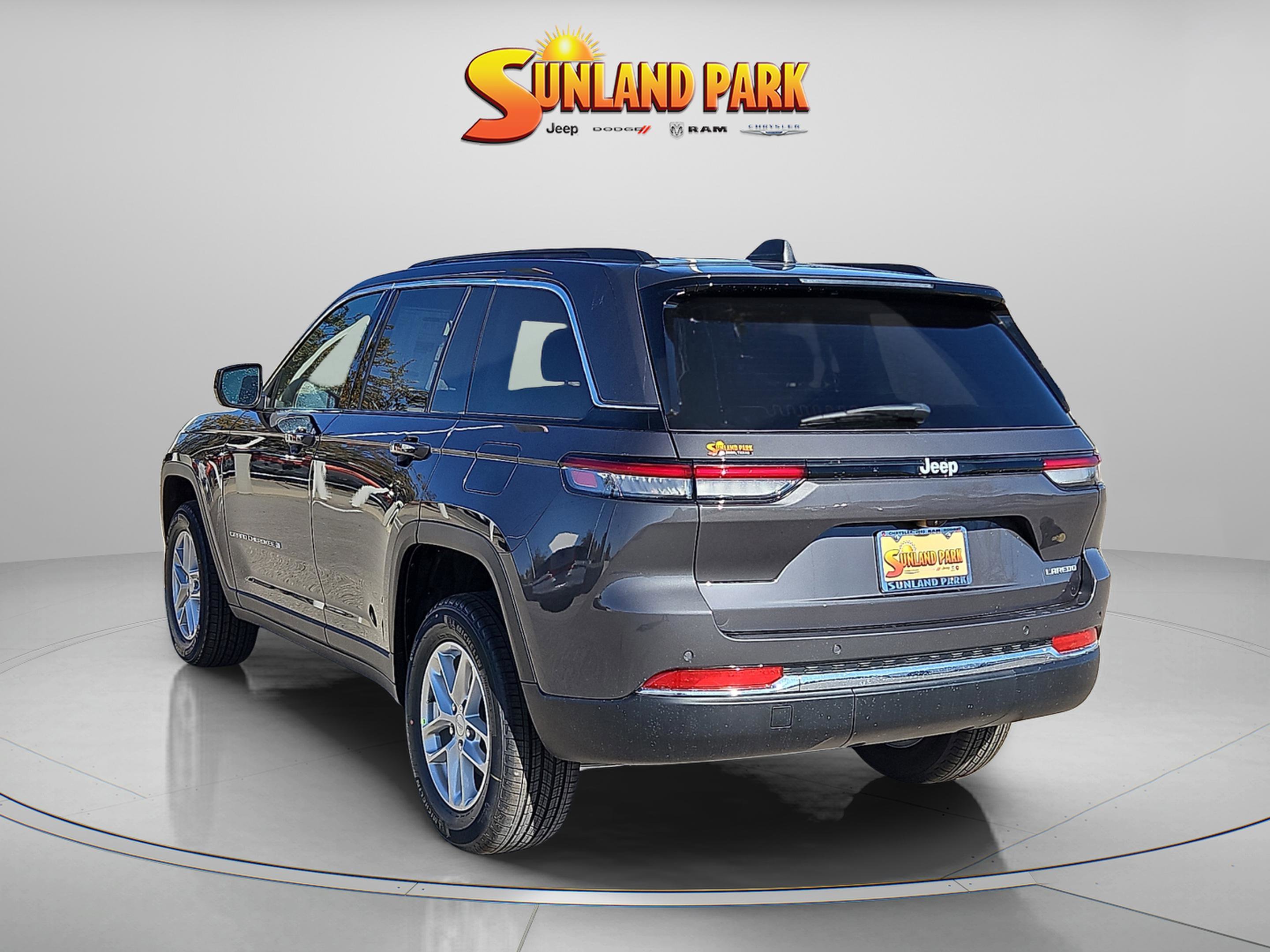 New 2025 Baltic Gray Metallic Clear-Coat Exterior Paint Jeep Laredo image 4