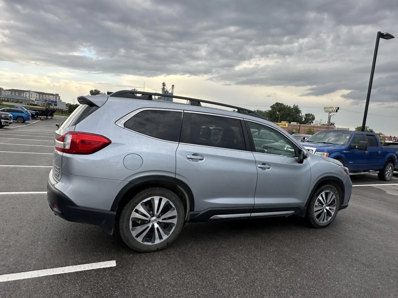 Used 2019 Ice Silver Metallic Subaru Limited image 4