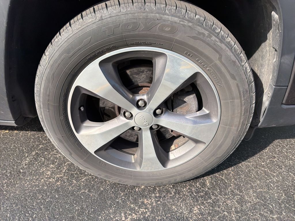 Used 2019 Gray Jeep Limited image 4