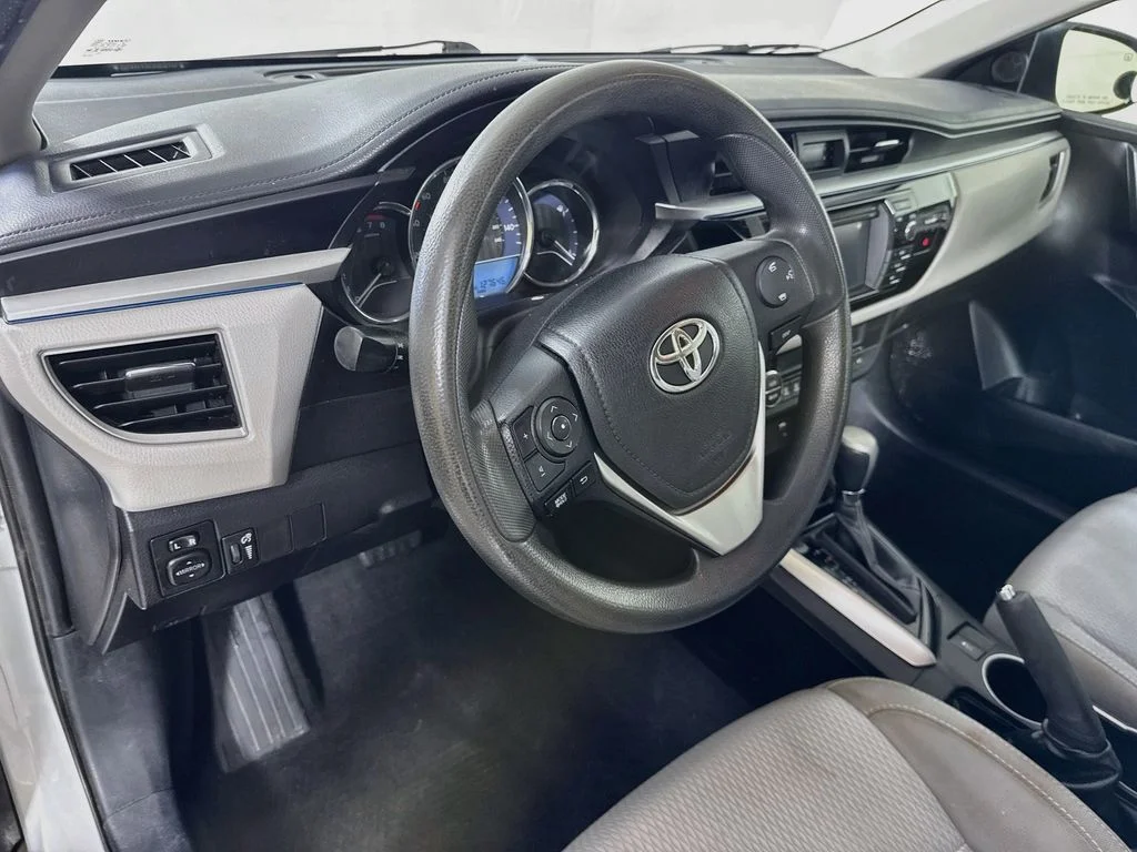 Used 2015 Silver Toyota LE image 9