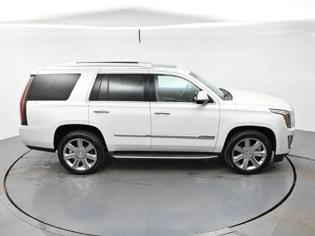 Used 2018 CRYSTAL WHITE TRICOAT Cadillac Luxury image 41