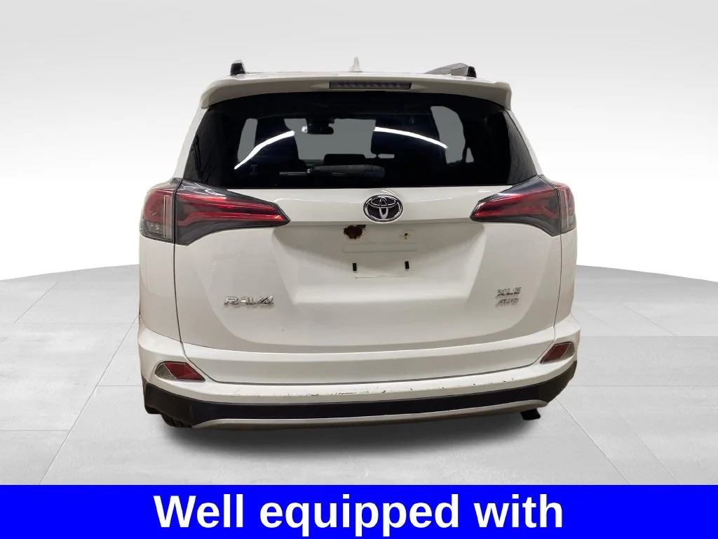 Used 2018 White Toyota XLE image 3