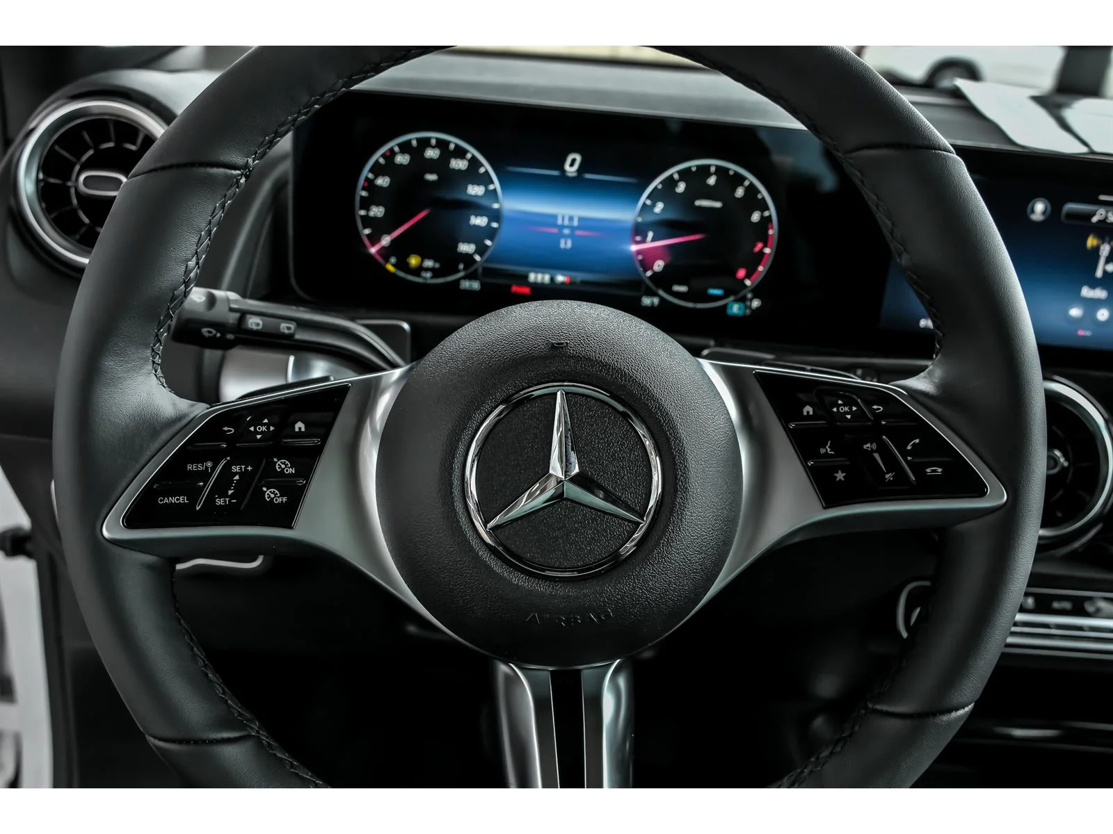New 2026 Polar White Mercedes-Benz GLB 250 image 12