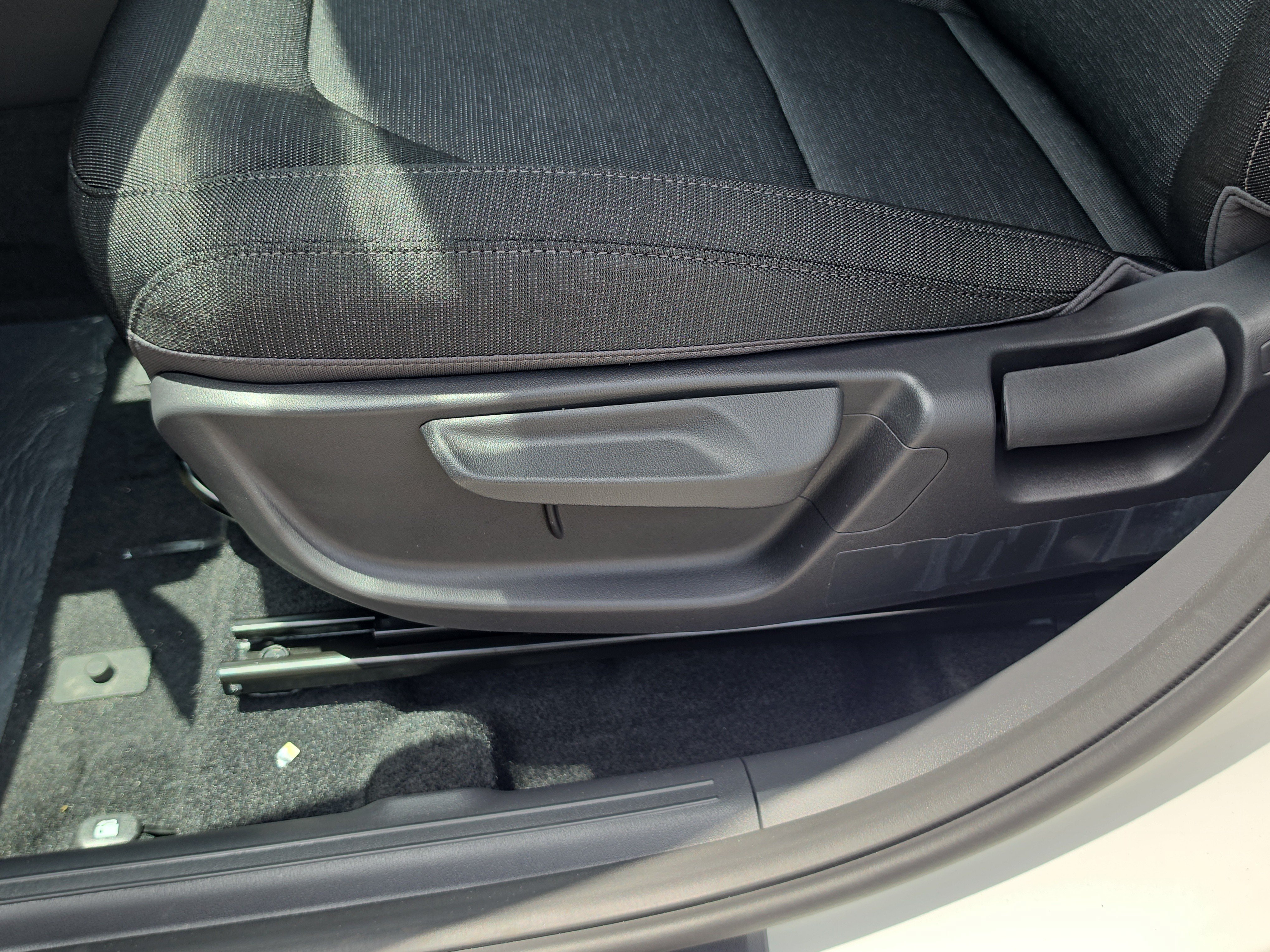 New 2027 Snow White Pearl Kia LX image 20