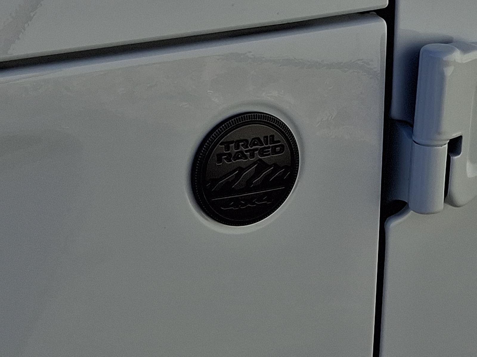 New 2026 Bright White Clear-Coat Exterior Paint Jeep Sahara image 21