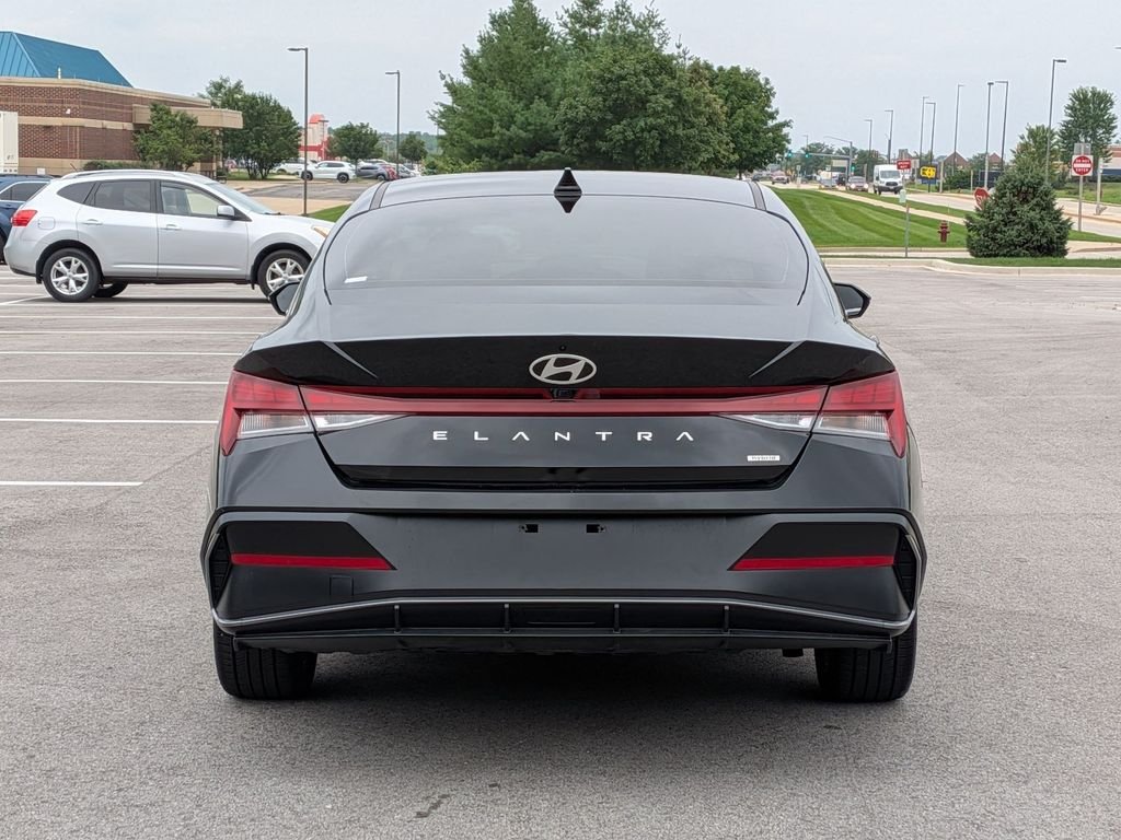 2025 Hyundai Elantra Limited - Photo 6