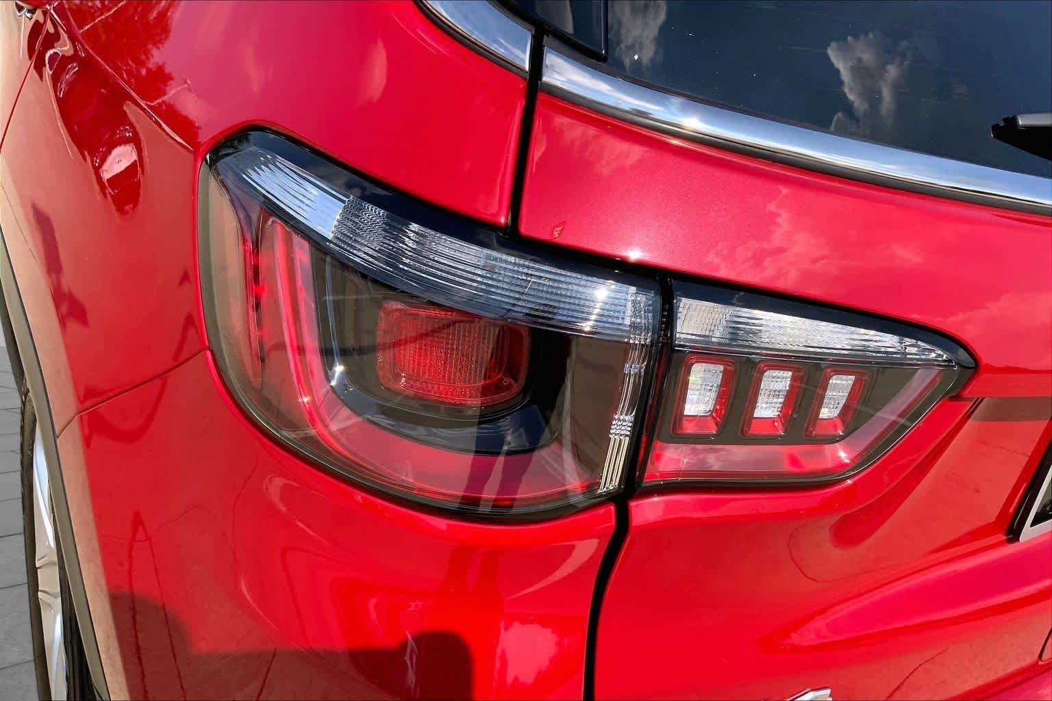 Used 2024 Red Hot Pearlcoat Jeep Latitude image 27