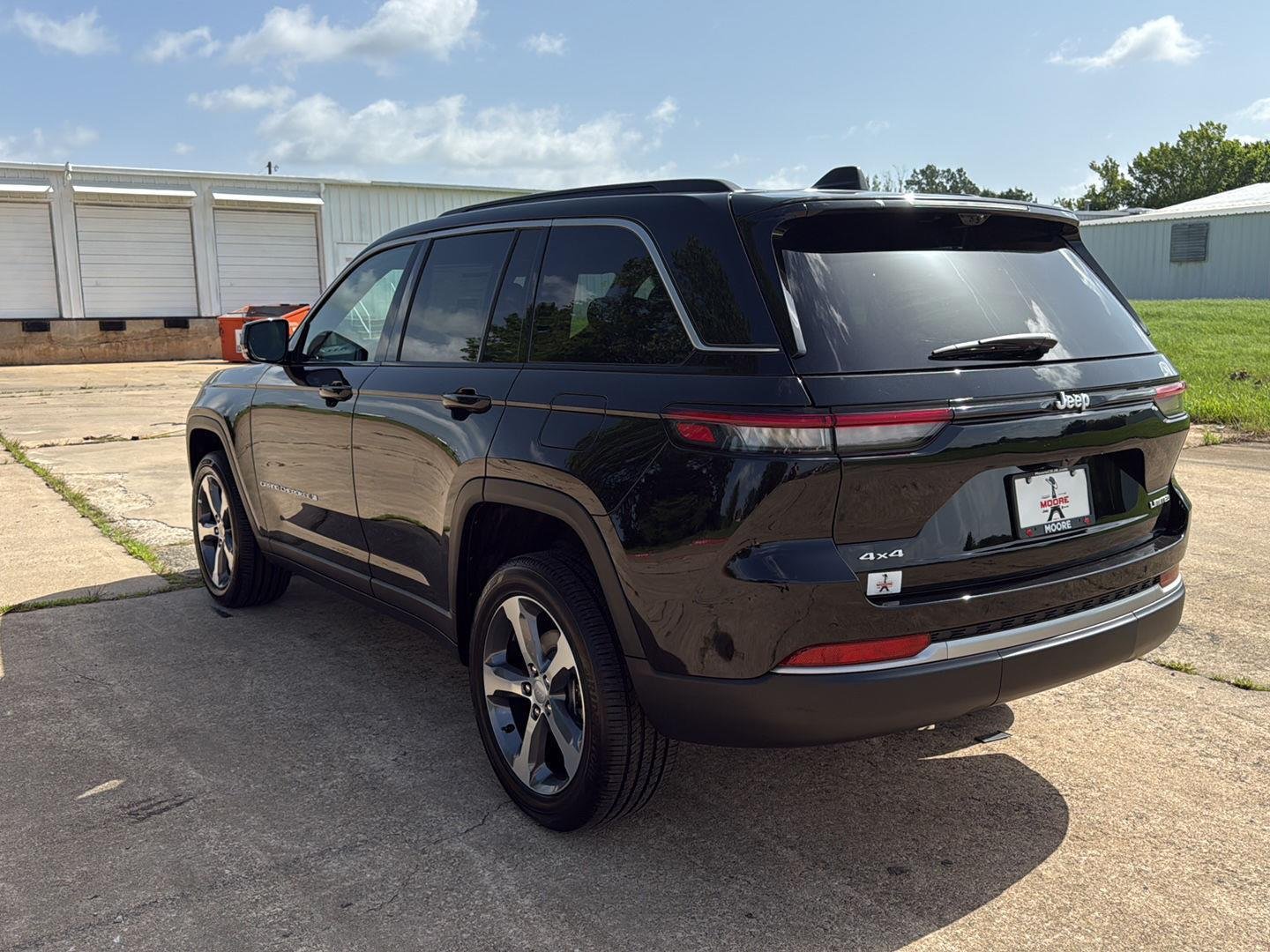 New 2026 Diamond Black Crystal Pearlcoat Jeep Limited image 5