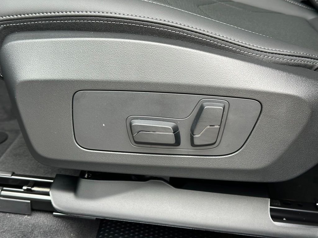New 2026 Black Sapphire Metallic BMW xDrive28i image 19