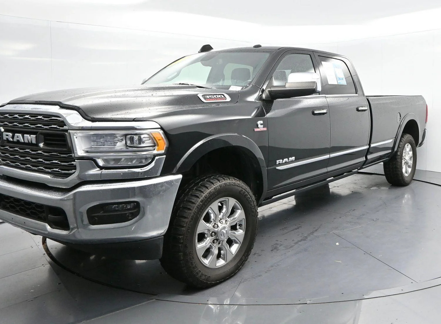 Used 2022 Diamond Black Crystal Pearlcoat Ram Limited image 3