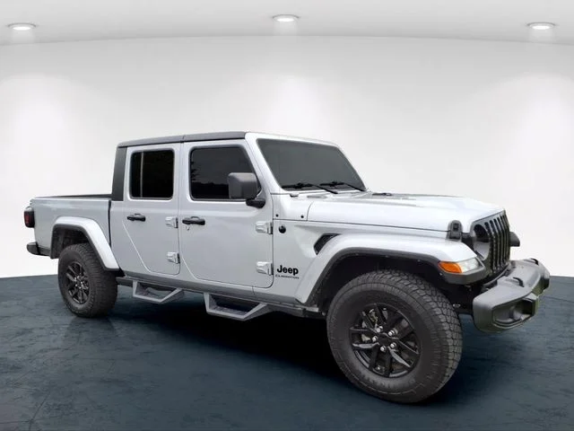 Used 2022 Silver Jeep Sport image 11