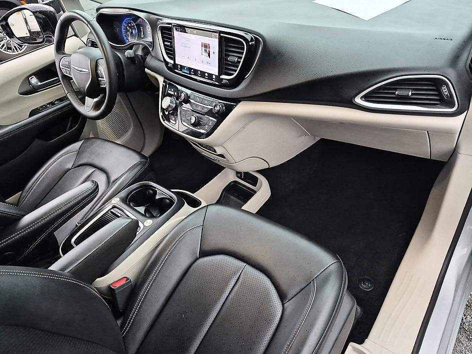 Used 2024 Silver Mist Clearcoat Chrysler Touring L image 34