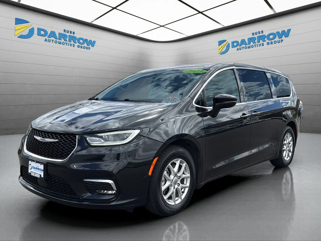 2023 Chrysler Pacifica Touring L's photo