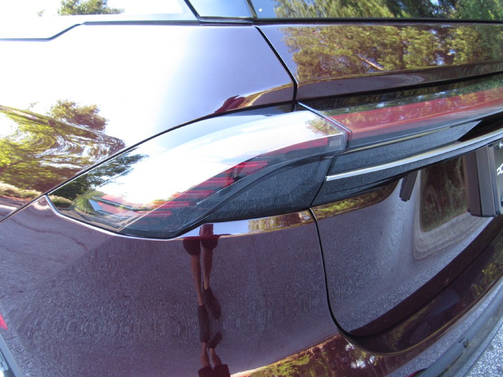 Used 2024 Red Lincoln Premiere image 12