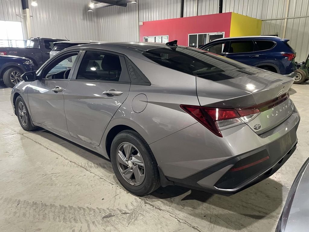 Used 2024  Hyundai SE image 4