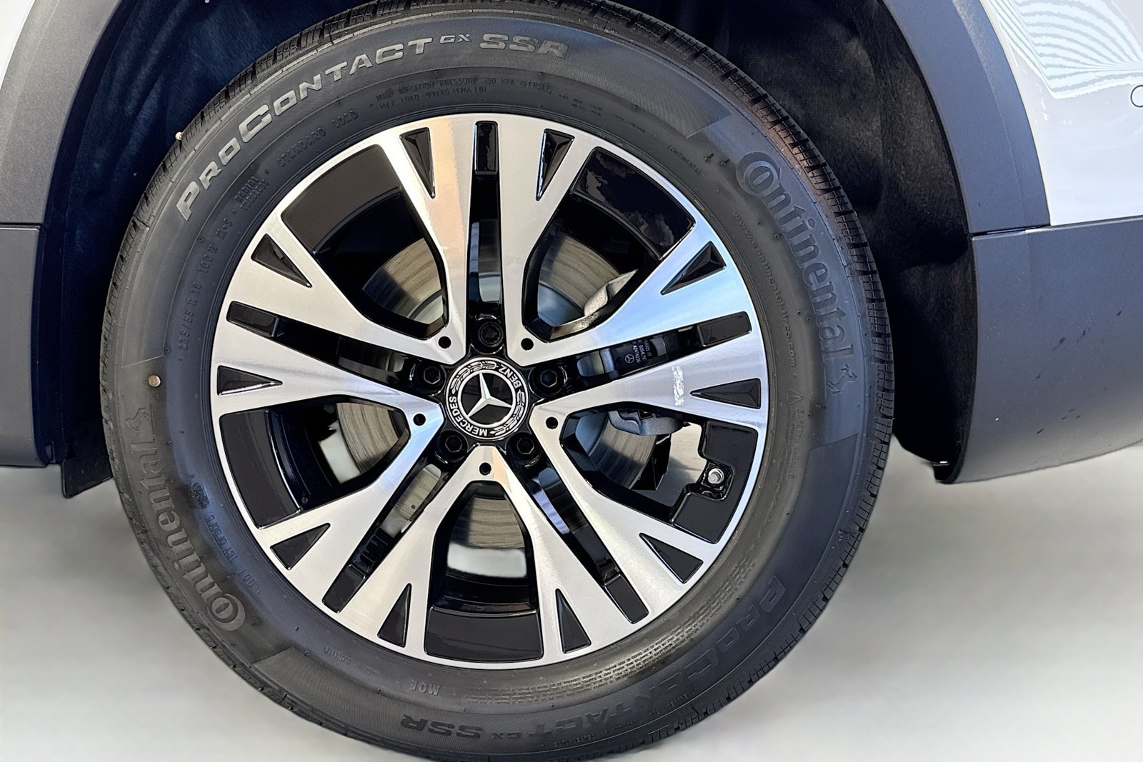 New 2026 Polar White Mercedes-Benz GLB 250 image 29