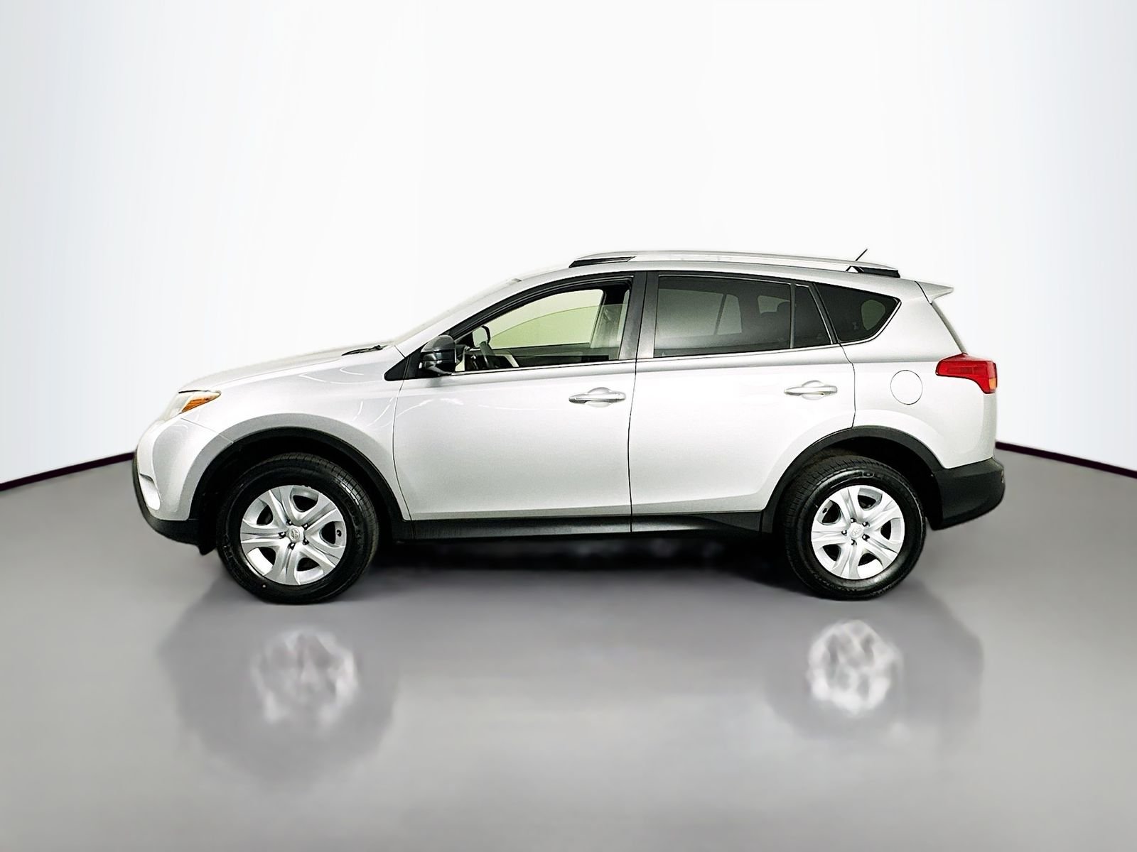 Used 2014 Classic Silver Metallic Toyota LE image 3