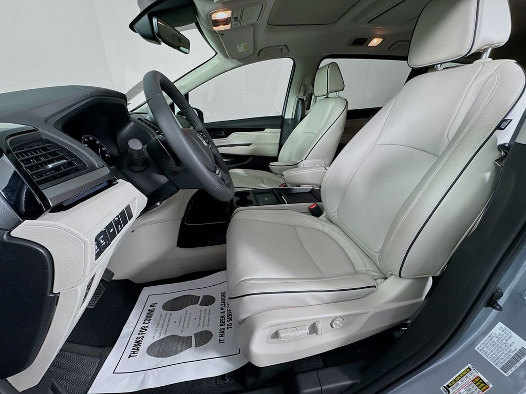 New 2026 Solar Silver Metallic Honda Touring image 29