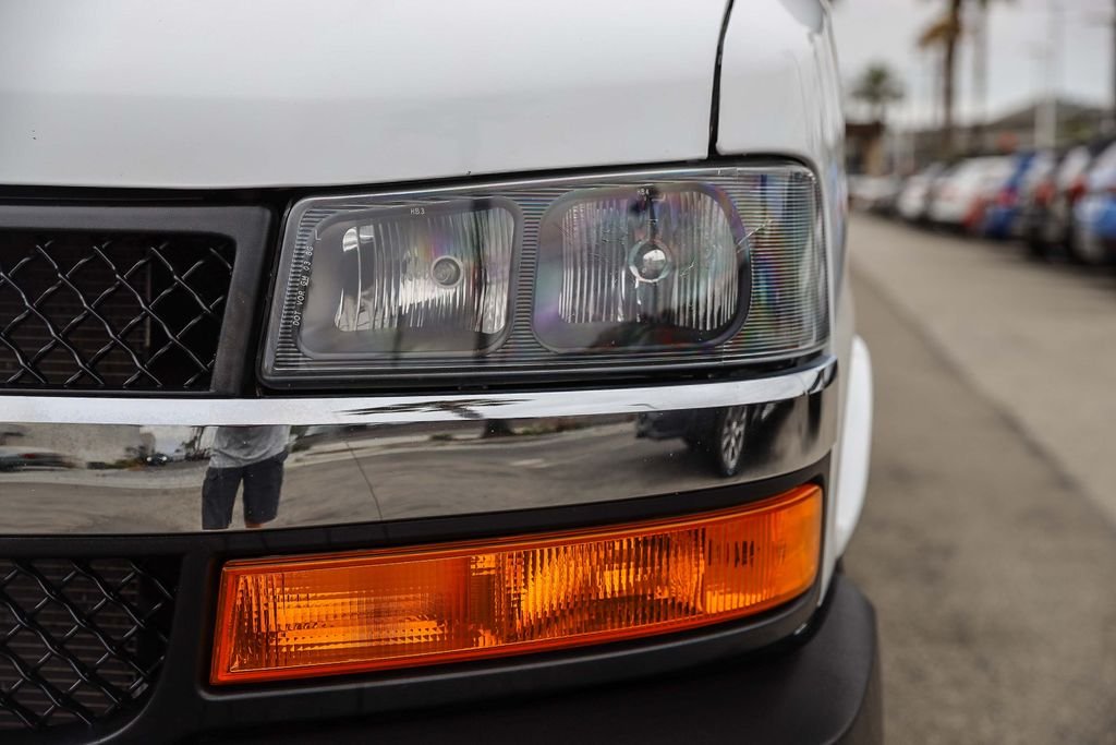 2024 Chevrolet Express Passenger LT - Photo 10