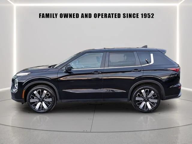 Used 2025 Black Mitsubishi SE image 3