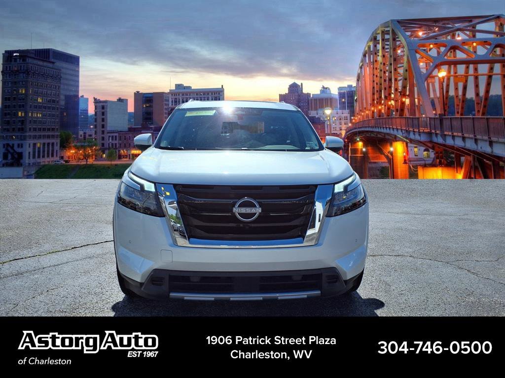 Used 2025 Everest White Pearl Tricoat Nissan SL image 8