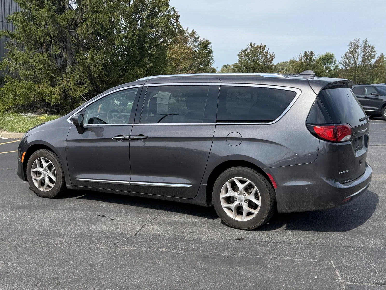 Used 2017 Granite Crystal Metallic Clearcoat Chrysler Touring-L Plus image 5