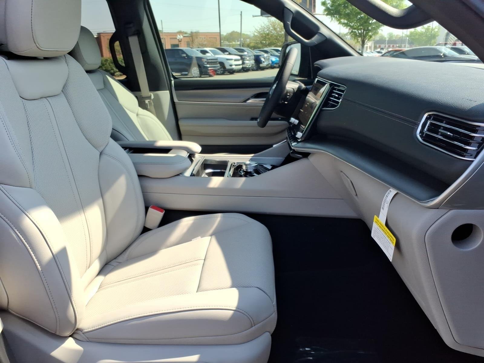 New 2026 Bright White Clear-Coat Exterior Paint Jeep Limited Altitude image 19