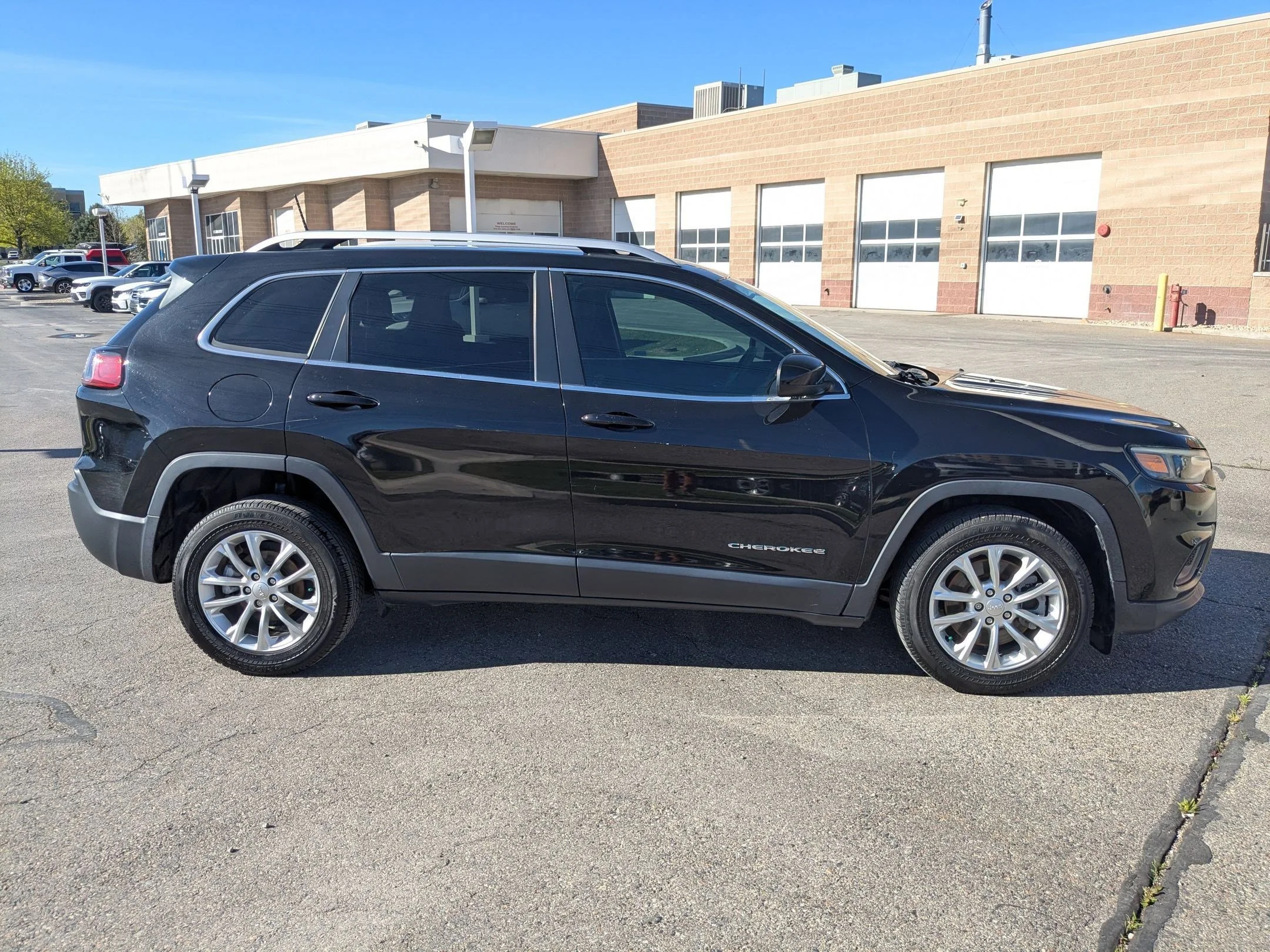 Used 2019 Diamond Black Crystal Pearlcoat Jeep Latitude image 6