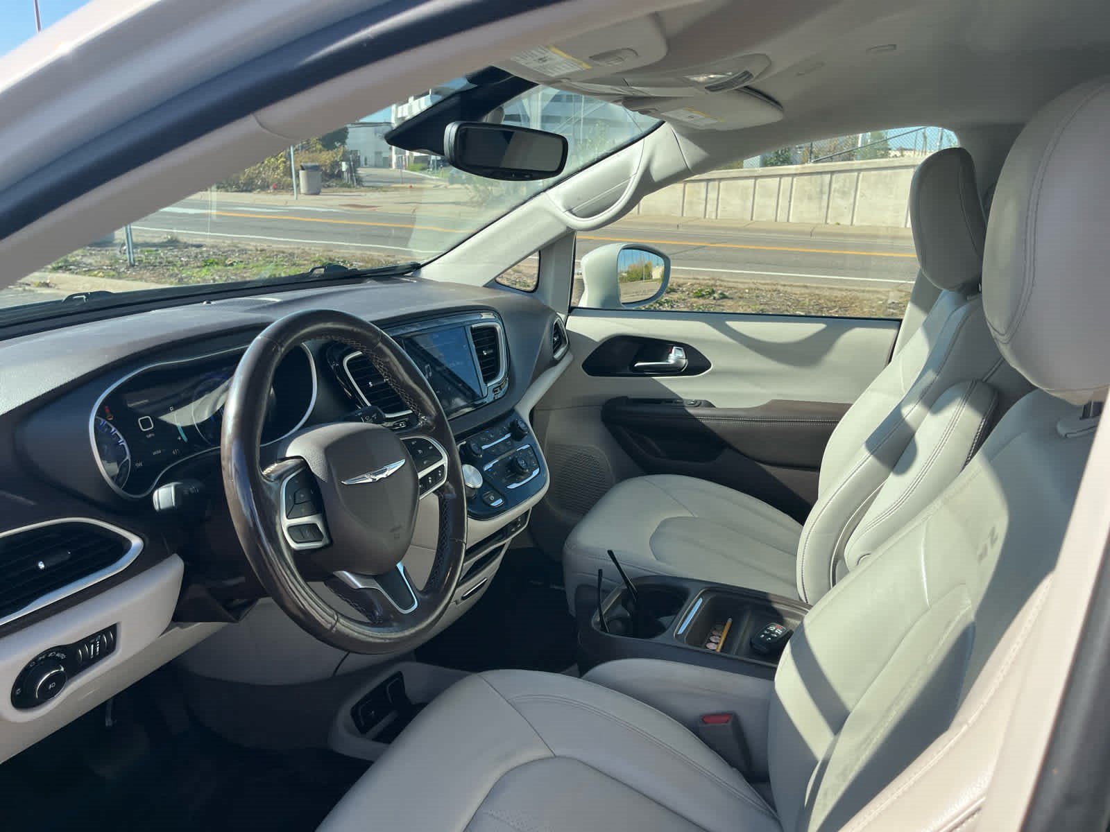 Used 2020 Luxury White Pearlcoat Chrysler Touring L image 8