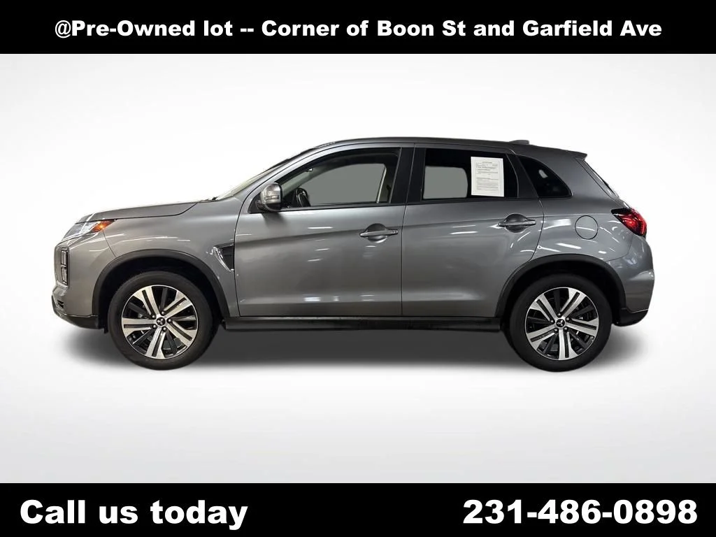 Used 2025  Mitsubishi 2.0 SE image 2