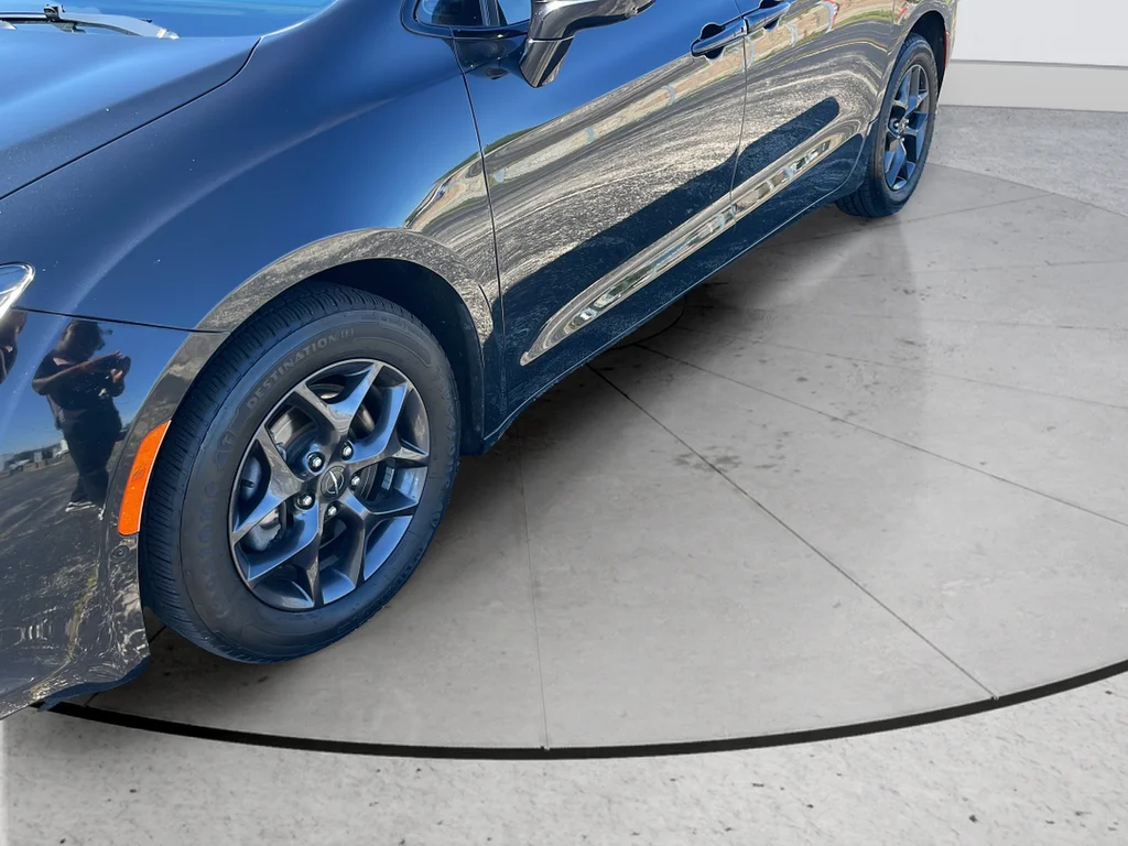Used 2020 Black Chrysler Touring L image 9