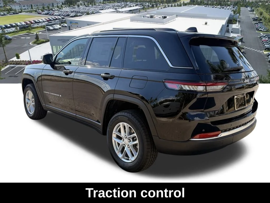 New 2026 Diamond Black Crystal Pearl-Coat Exterior Paint Jeep Laredo image 6