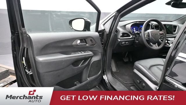 Used 2025 Black Chrysler Select image 10