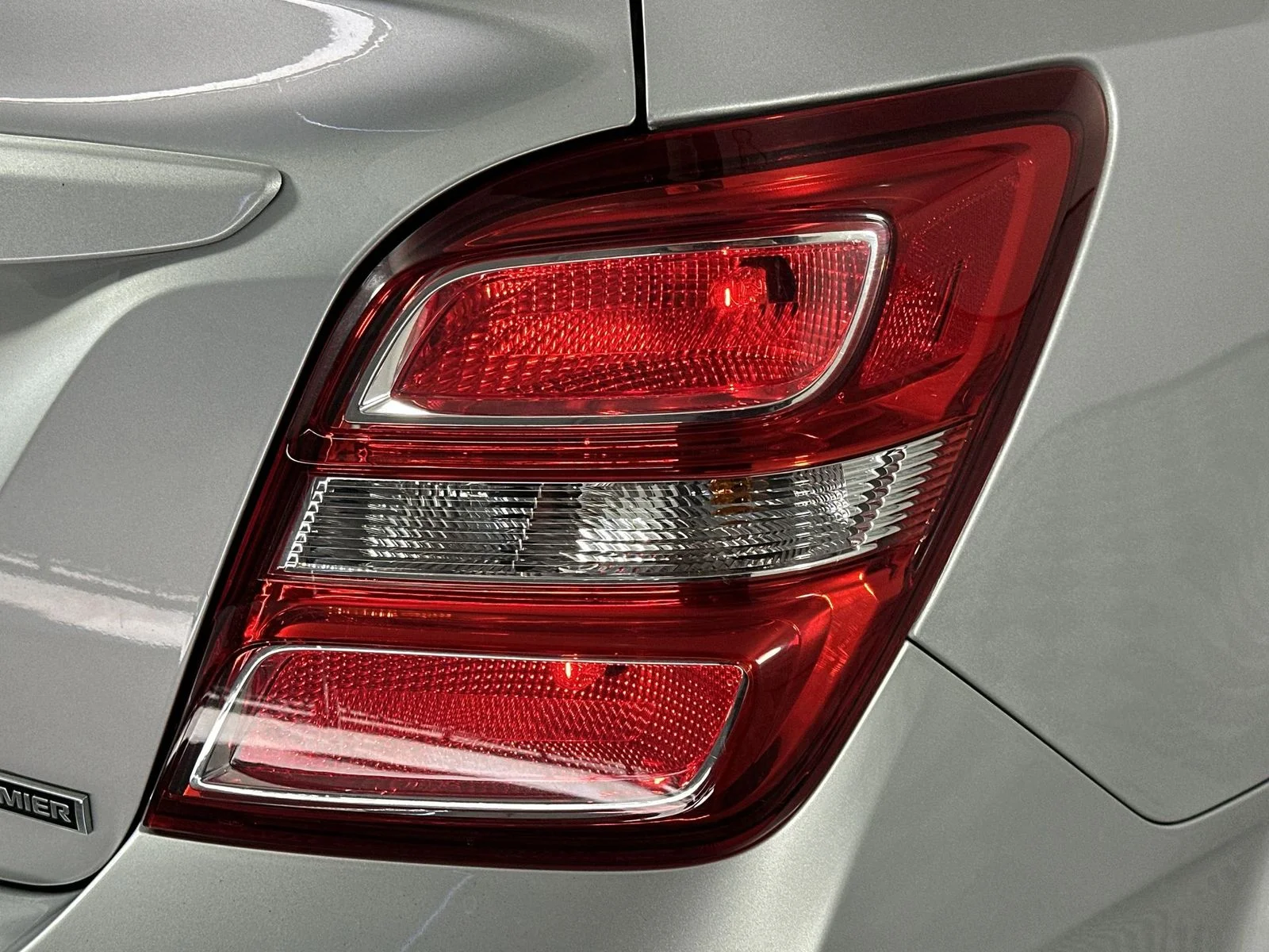 Used 2019 Silver Chevrolet Premier image 26