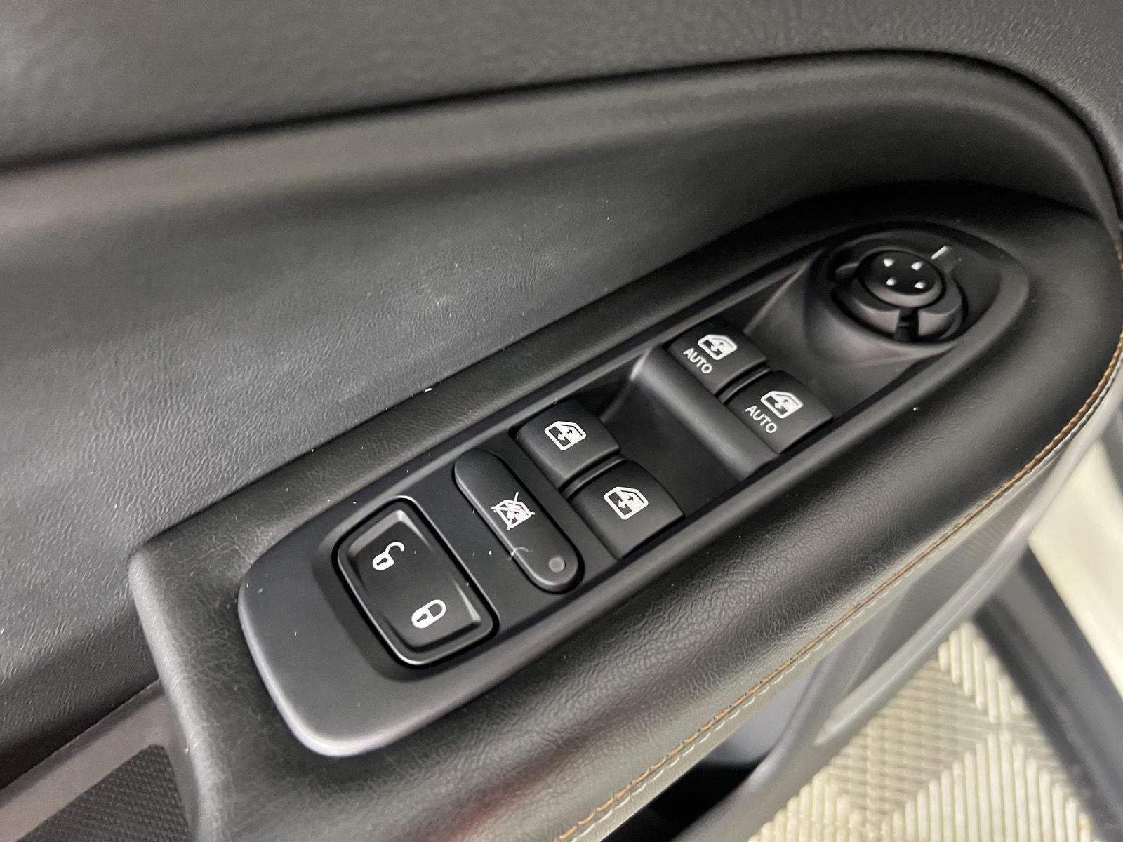 Used 2021 White Clearcoat Jeep Latitude image 12