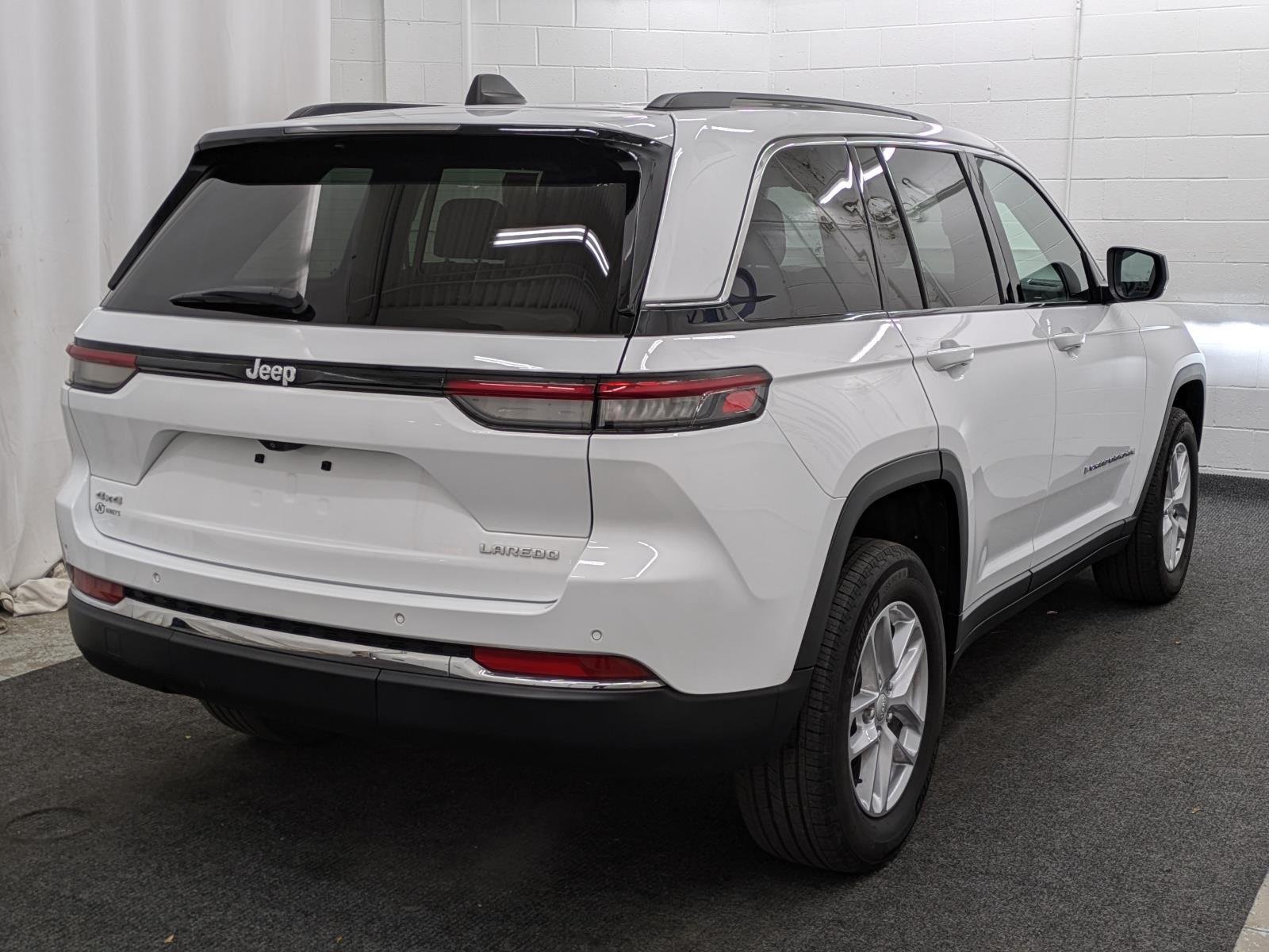 2023 Jeep Grand Cherokee Laredo photo 2