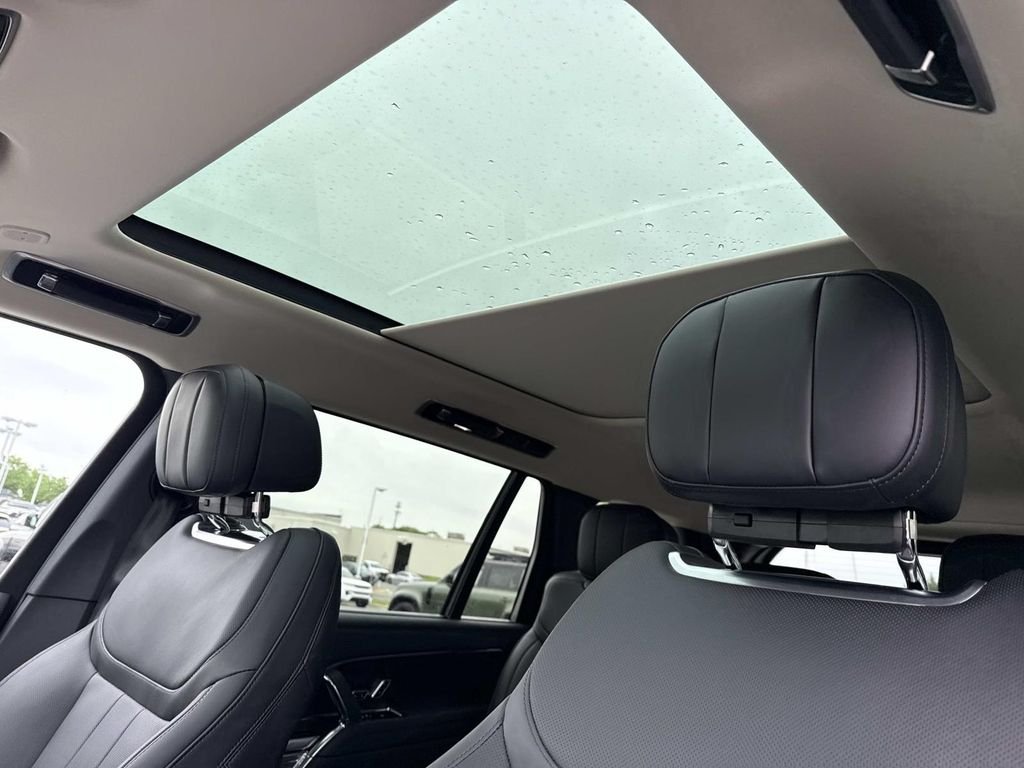 New 2026 Amethyst Grey Purple in Gloss finish Land Rover SE 7 Seats image 23