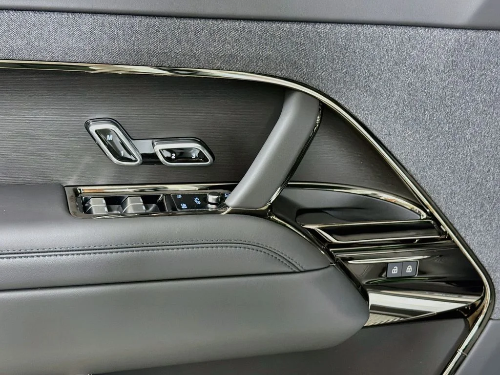 New 2026 Fuji White Land Rover SE image 18