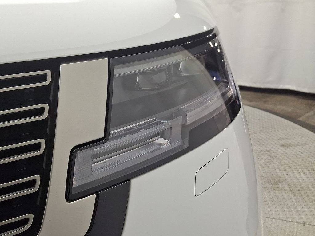 Certified Used 2024 Fuji White Land Rover SE image 9