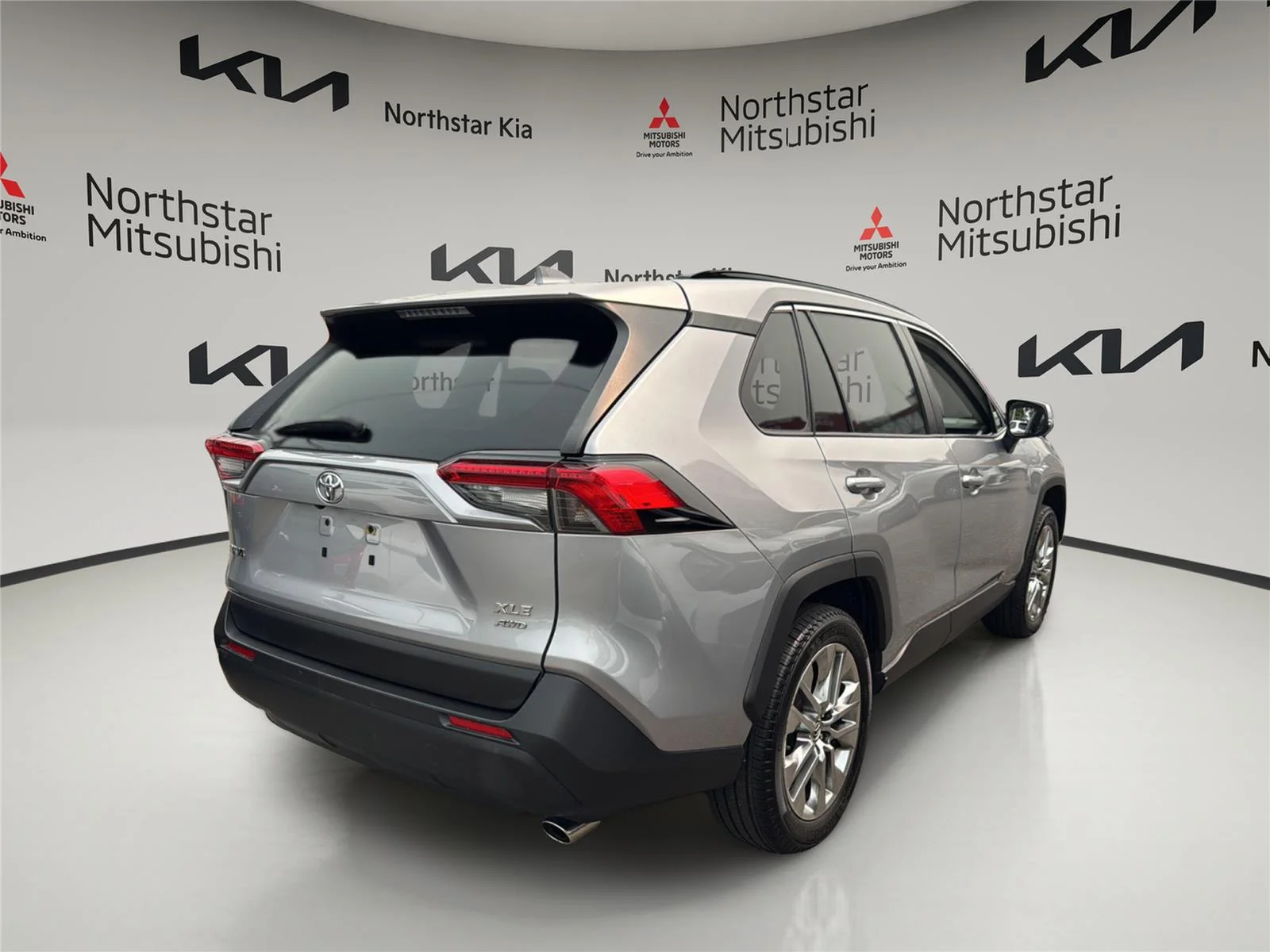 Used 2019 Silver Sky Metallic Toyota XLE Premium image 5