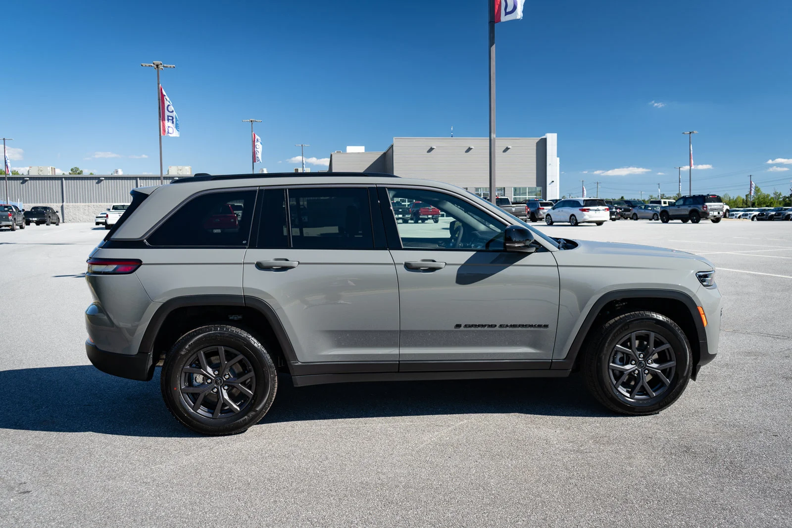New 2027 Sting-Gray Clearcoat Jeep Altitude image 11