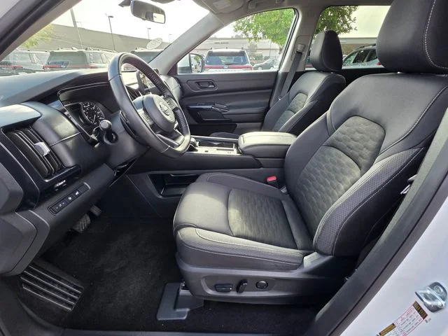 2025 Nissan Pathfinder SV - Photo 13