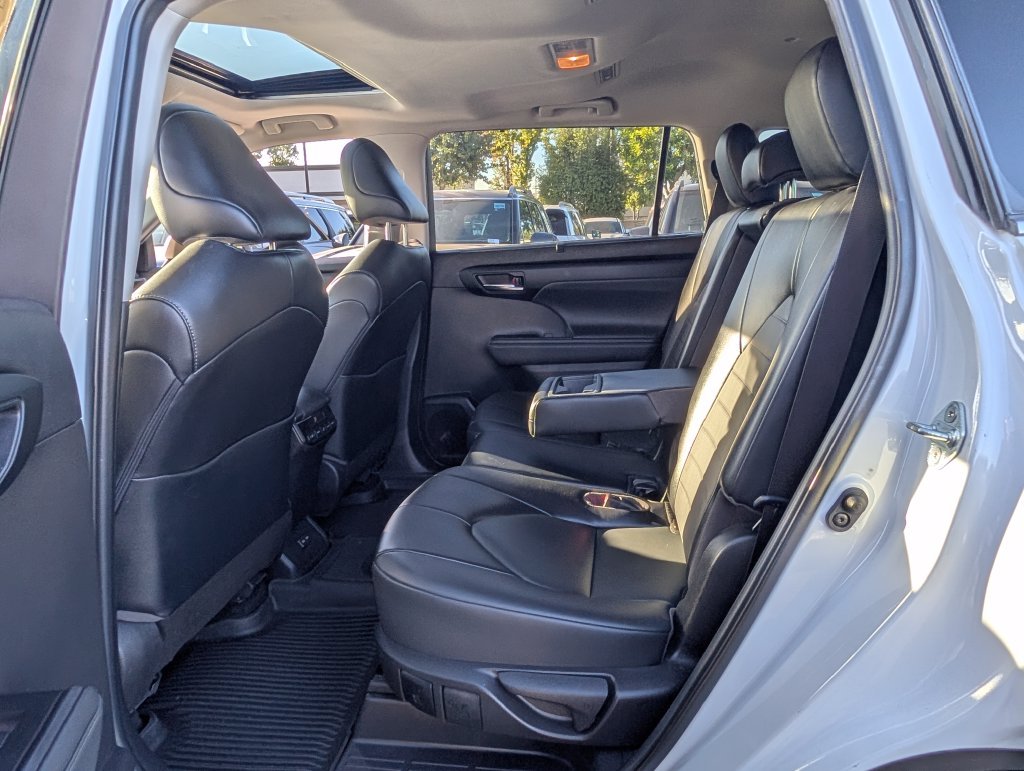 2022 Toyota Highlander XLE - Photo 13